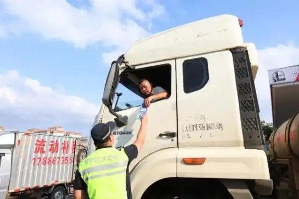 喇叭喊话+现场检查！澄迈交警守护高速出行每一程